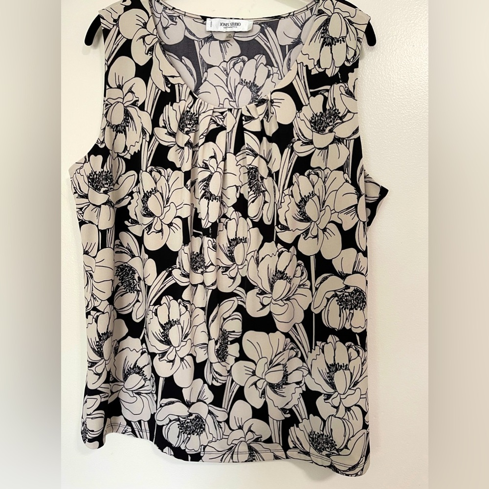 Sleeveless floral scoop neck pleated tunic
